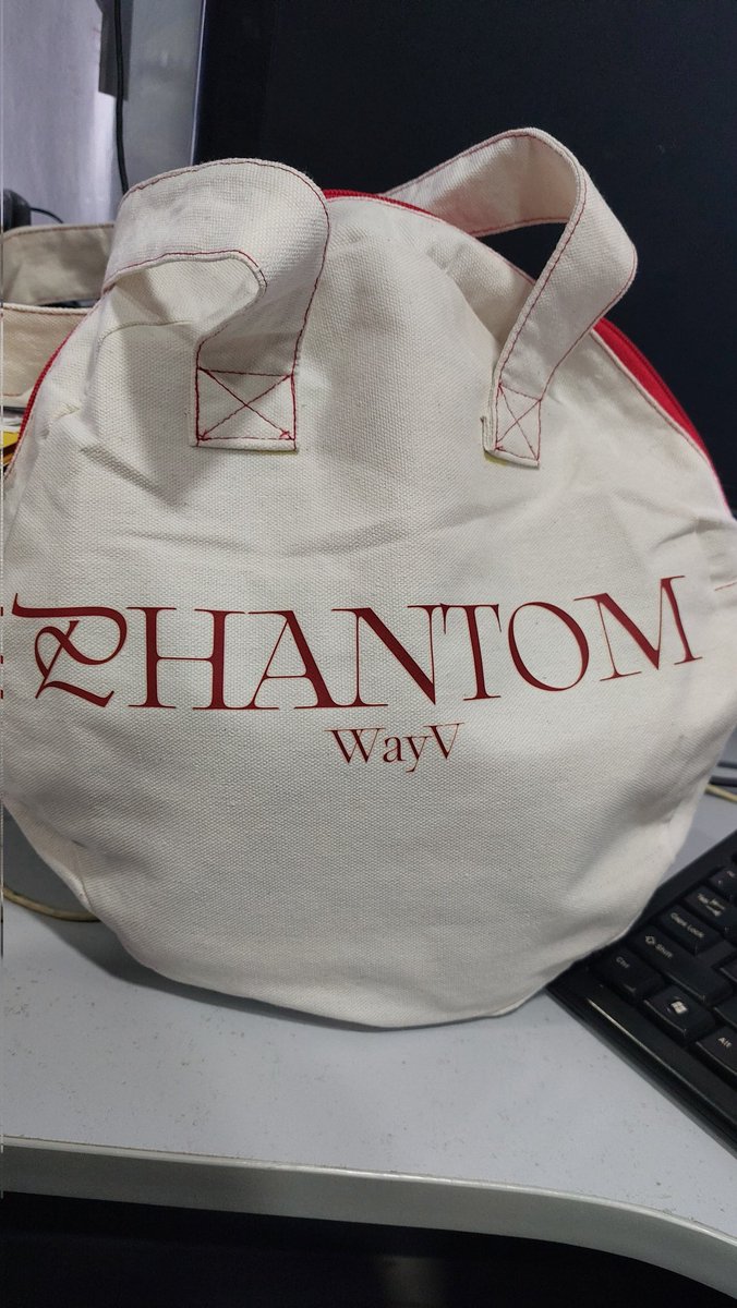 xiongmaonuo's tweet photo. It's here @SuhnnySideShop !! So excited for the fanmeet. 🥰 https://t.co/D2S6AA6Zcv