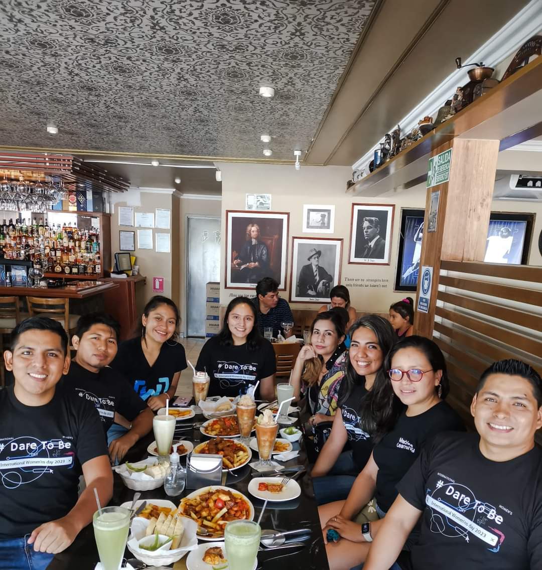 vargasmruth's tweet photo. Y después no podia faltar la comilona con los amig@s 🤭 https://t.co/VbYn0ZutmI