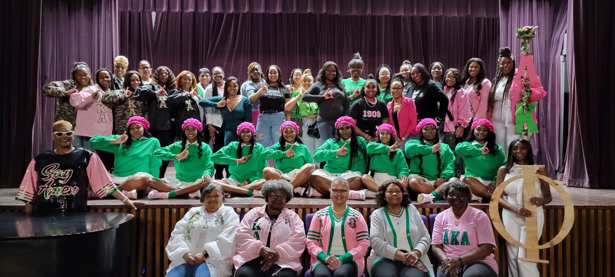 AngelaFitzpatr3's tweet image. Allow me to introduce the newest members of the PHI Chapter of Alpha Kappa Alpha Sorority, Incorporated at Wiley College. 

The 8 PHI-nomenal Pearls of Envy

Now the real work begins 💕💚 #AKA1908 #PhiChapter #AlphaKappaAlphaSororityIncorporated #WileyCollege