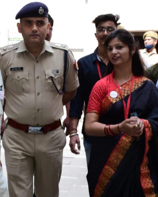 Vandana08076231's tweet photo. Sp baghpat नीरज जादौन जी का बागपत जिले म कार्यकाल  बहुत ही अच्छा रहा जिसे हम कभी भी नही भूल सकते इनके उज्ज्वल भविष्य की कामना करते है कल उनसे मिलकर बहुत अच्छा लगा और जो उनके साथ जो पल मिले वो साझा किए
#spbaghpat
@NeerajKumarJad1 https://t.co/LiC7Sckx2O