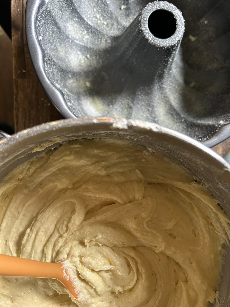 thesaltedtable's tweet photo. Cornmeal buttermilk pound cake because it feels right.๐๐พ #bakingwithtst https://t.co/NExAKqqJI8