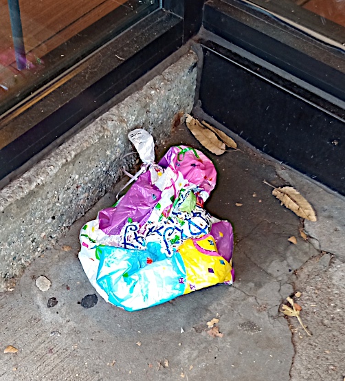 MassSierraClub's tweet photo. .@LagunaBeachGov unanimously voted for a strong #ordinance protecting #PublicSafety &amp; the #environment from escaped #balloons:
https://t.co/5aKsnAaeBl
#Mylar &amp; #latex balloons are a global #problem. @SKPeake @RepDylan. #MAPoli
Images from the #BostonMA area: https://t.co/zos2d1AVMA