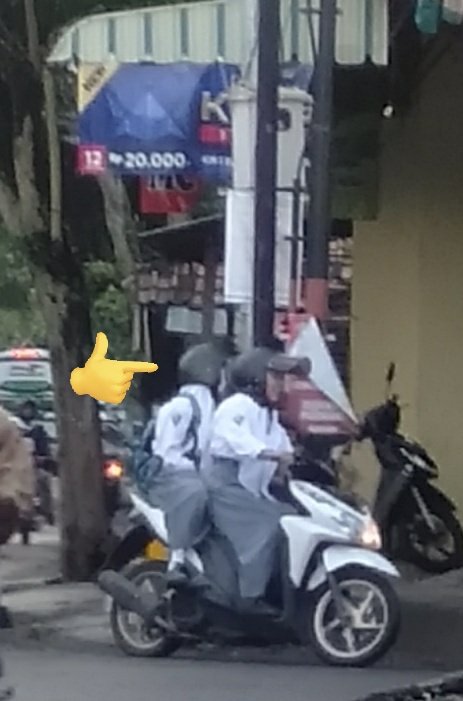 Lucuuu buanget, pengen saya pukul helm nya😤