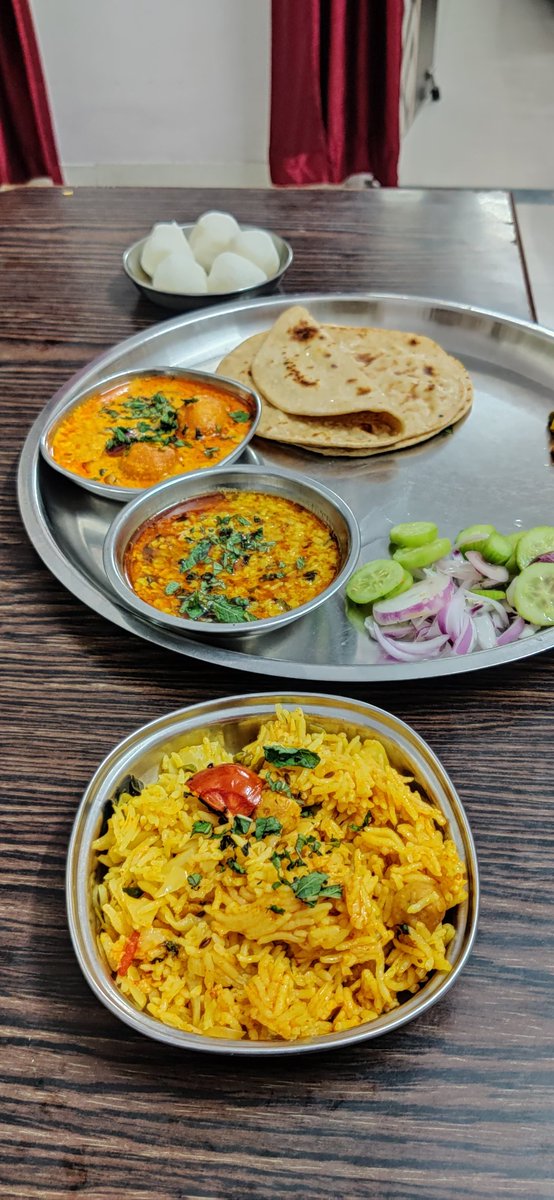 ivijaygaggar's tweet photo. After so many days, having dinner in Jodhpur Home.

Just another vibe of marwar yumm food.
( Was in thailand for a week so missing tasty food badly ) 

#Jodhpur #food #marwari #baniya #gulabjamunsabji #mogar #rasgulla https://t.co/troLa3Wp9f