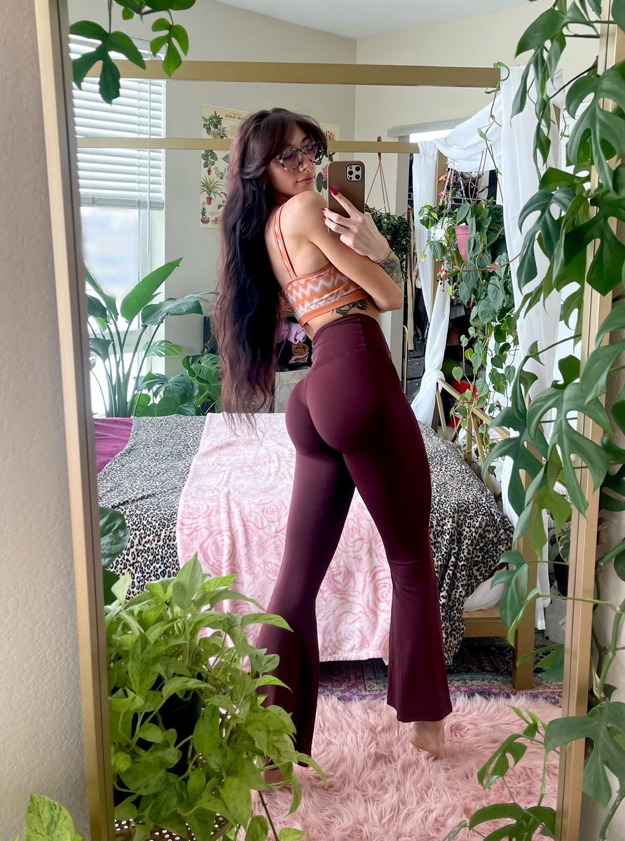 fitty_d's tweet photo. Anyway, here’s my ass looking absolutely immaculate in these my tight, slutty spandex flare leggings https://t.co/pV4X1jXp91