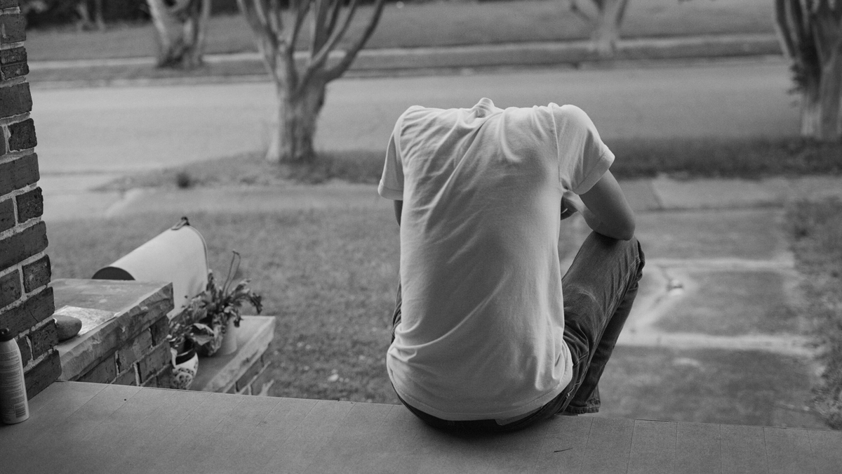 COSMOLOGÍA INTERIOR (#Hilo)

El centro del mundo
no era yo,
pero aún no lo sabía.

Venga a dar vueltas
sobre mis problemas,
heridas, nostalgias, 
deseos
y necesidades,
conjugando
una primera persona
omnipresente,
siempre herido
de urgencias,
preocupaciones
e intereses.