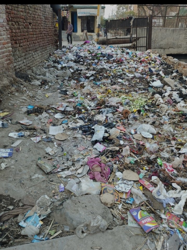 दिल्ली के सीएम <a href="/ArvindKejriwal/">Arvind Kejriwal</a> जी! किराड़ी विधानसभा के KSN ड्रेन के फुटपाथ की हालत देखिए जो आपकी सरकार के <a href="/IFC_Dpt/">I & FC Department (Delhi)</a> के अधीन आता है लेकिन मेंटिनेंस के अभाव में कूड़ा दान बन चुका है! अन्य क्षेत्र में यूरोपीय स्टैंडर्ड की सडकें और किराड़ी वासियों के लिए ऐसा फुटपाथ कहाँ तक उचित है?