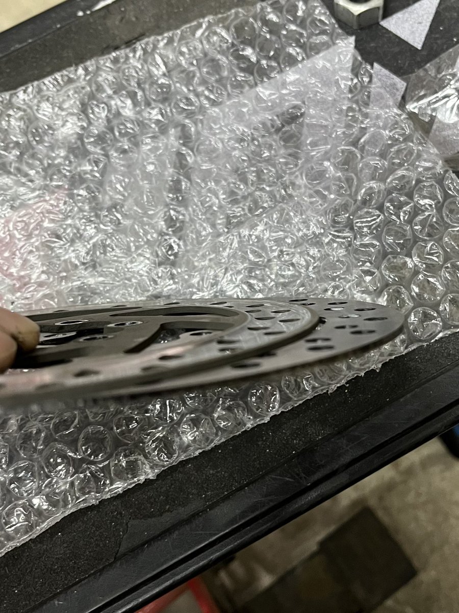 bacon_deliverer's tweet photo. #Zero10x
気がついたらブレーキディスクがかなり凹んでいたので交換。
6000kmも乗るとこんなになるのね🤔
(電気ブレーキ弱めにしてるってのも関係ありそう)
にしてもタイヤ小さいので整備が楽でいい!普通のバイクは整備やりたく無い病が更に進行してしまう… https://t.co/SY33RTt2n8