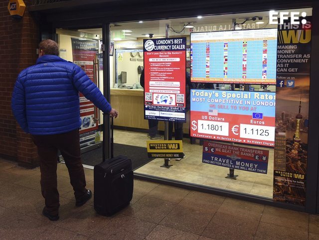 EFEnoticias's tweet photo. La libra libanesa, en caída libre desde el comienzo de una grave crisis económica en el país a finales de 2019, cruza la barrera de las 100.000 unidades por un dólar en el mercado negro, un nuevo récord histórico. https://t.co/KGsQlX8dHR