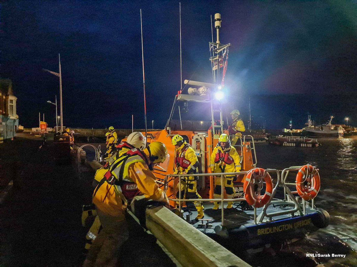 Bridlington RNLI's ALB 'Anthony Patrick Jones' went on a short exercise in Bridlington Harbour last night. The session included mooring, boat handling within the harbour with the shore crew. #ShannonClass #OneCrew #ShoreCrew