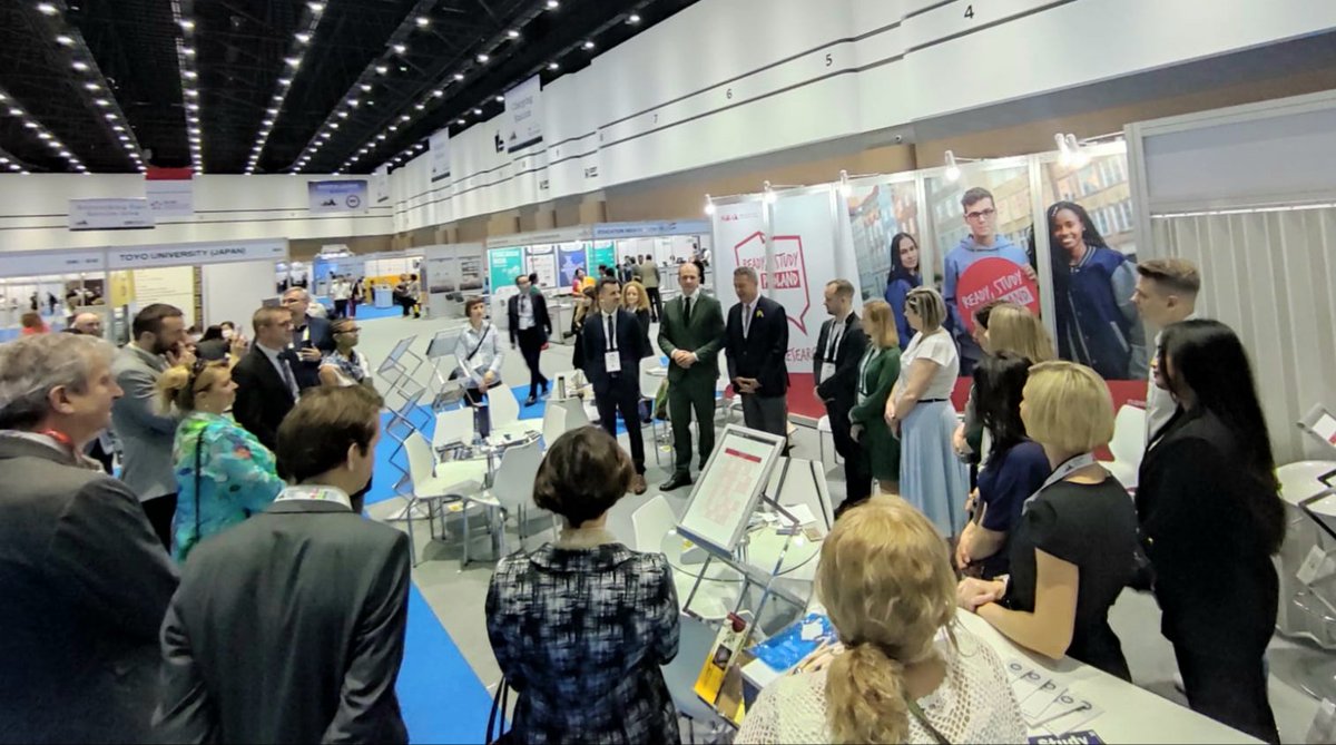 NAWAPoland's tweet photo. Rozpoczęły sie targi i konferencja #APAIE2023 
Gospodarzem pierwszej edycji popandemicznej przerwie jest Bangkok 🇹🇭 

W otwarciu stoiska wziął udział Ambasador RP w Królestwie Tajlandii Waldemar Dubaniowski @PLinThailand. Swoją ofertę prezentuje na nim 7 polskich uczelni. https://t.co/fP1w8u54cm