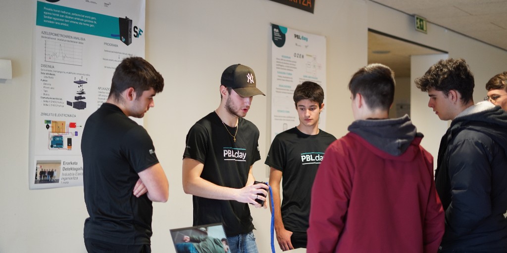 MU_gep's tweet photo. Ingeniaritzetako ikasleak beraien proiektuak azaltzen ari dira bertaratu diren ikasleei eta epaimahaiko kideei. Zein izango da aurtengo #PBLday proiekturik onena? 13:30etatik aurrera sari banaketan jakingo dugu! 

Bitartean jarraitu eguna zuzenean: 
🔴 https://t.co/3Z9BwCpZNb https://t.co/Th9mxGV2uM