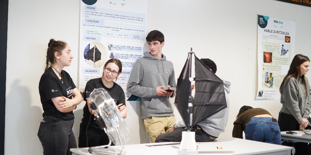 MU_gep's tweet photo. Ingeniaritzetako ikasleak beraien proiektuak azaltzen ari dira bertaratu diren ikasleei eta epaimahaiko kideei. Zein izango da aurtengo #PBLday proiekturik onena? 13:30etatik aurrera sari banaketan jakingo dugu! 

Bitartean jarraitu eguna zuzenean: 
🔴 https://t.co/3Z9BwCpZNb https://t.co/Th9mxGV2uM