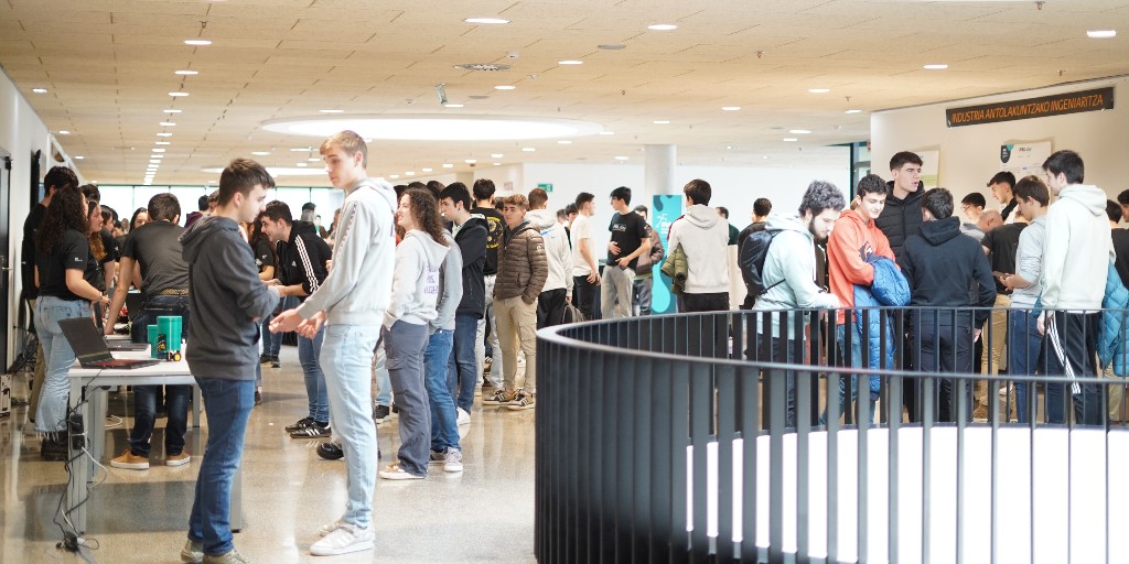 MU_gep's tweet photo. Ingeniaritzetako ikasleak beraien proiektuak azaltzen ari dira bertaratu diren ikasleei eta epaimahaiko kideei. Zein izango da aurtengo #PBLday proiekturik onena? 13:30etatik aurrera sari banaketan jakingo dugu! 

Bitartean jarraitu eguna zuzenean: 
🔴 https://t.co/3Z9BwCpZNb https://t.co/Th9mxGV2uM