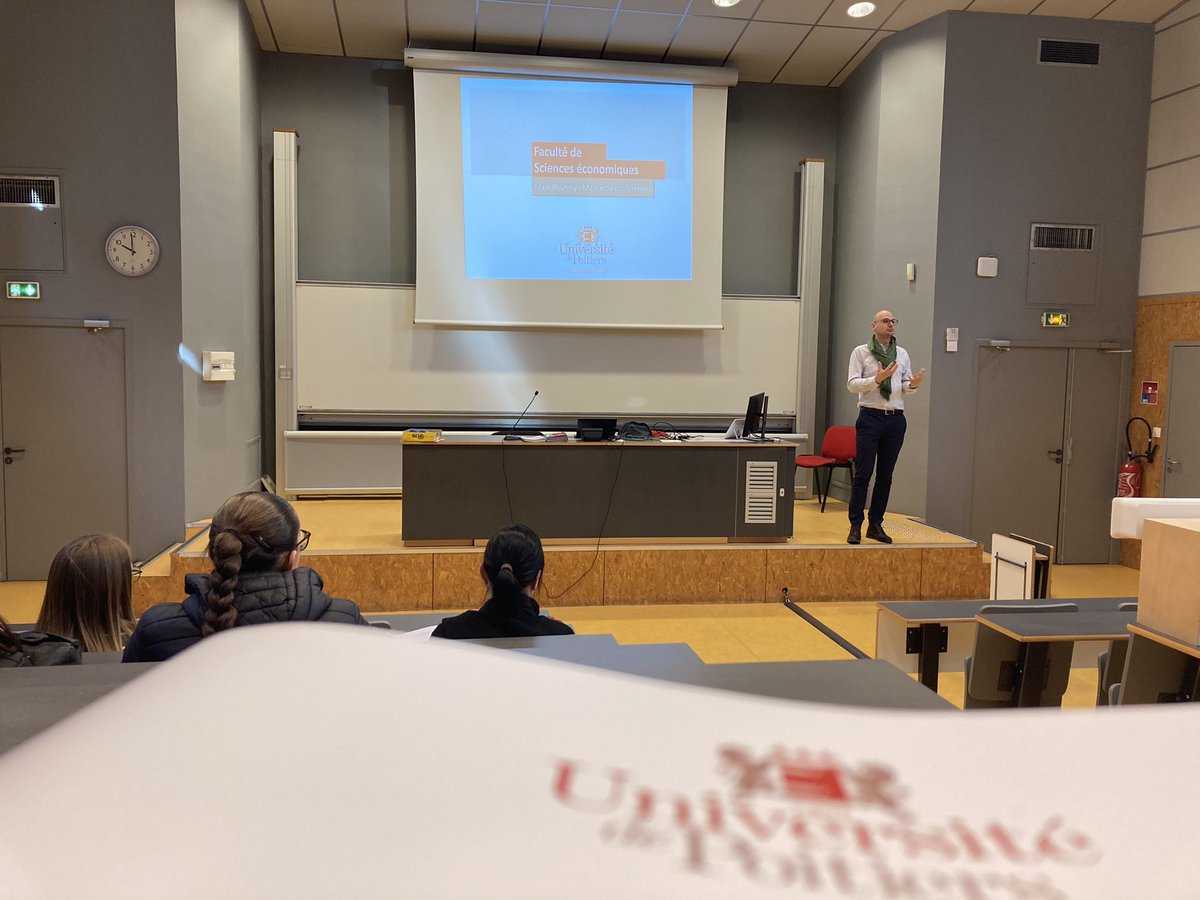 DelphineBlanch8's tweet photo. ✍️ Un reportage original de bon matin ! Sur les bancs de la fac @Eco_Poitiers @UnivPoitiers 

En immersion avec des lycéens venus découvrir l’économie via un cours de @marcpourroy 

➡️ On y parle PIB, croissance, travail et capital... Dominique Seux n’a qu’à bien se tenir ! https://t.co/31TvSq5RDE