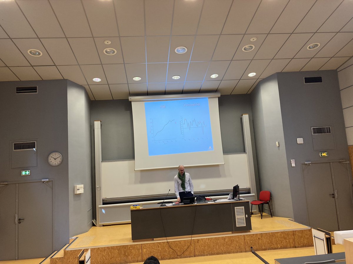 ✍️ Un reportage original de bon matin ! Sur les bancs de la fac <a href="/Eco_Poitiers/">Faculté de Sciences économiques de Poitiers</a> <a href="/UnivPoitiers/">Université de Poitiers</a> 

En immersion avec des lycéens venus découvrir l’économie via un cours de <a href="/marcpourroy/">Marc Pourroy</a> 

➡️ On y parle PIB, croissance, travail et capital... Dominique Seux n’a qu’à bien se tenir !