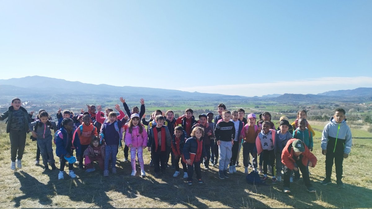 sagratcorvic's tweet photo. Els alumnes de primer de primària ja som al turó de l'Ausoneta! #sagratcorvic #sagratcor #primaria #educacio #cicleinicial #vic #escola https://t.co/IAWgeq9oYJ