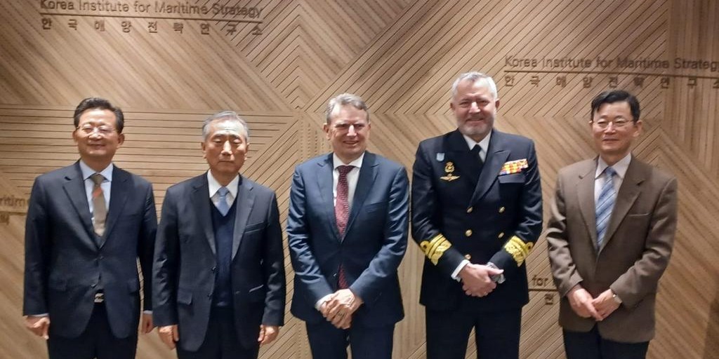 OpComd_EUNAVFOR's tweet photo. During my first visit to ROK, I was pleased to present #OperationAtalanta in person and with HE Amb. @MichaelPulchEU at @MOFAkr_eng,  @ROK_MND, the Korea Institute for Defence Analyses-KIDA &amp; the Korea Institute for Military Strategy-KIMS  (🇰🇷Seoul) @eu_eeas @ChairmanEUMC https://t.co/ntky0nDnMo