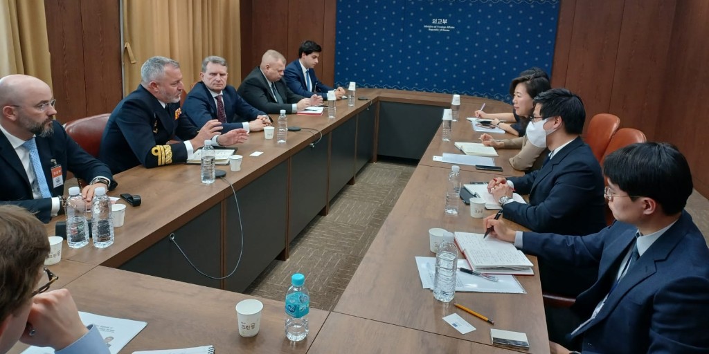 OpComd_EUNAVFOR's tweet photo. During my first visit to ROK, I was pleased to present #OperationAtalanta in person and with HE Amb. @MichaelPulchEU at @MOFAkr_eng,  @ROK_MND, the Korea Institute for Defence Analyses-KIDA &amp; the Korea Institute for Military Strategy-KIMS  (🇰🇷Seoul) @eu_eeas @ChairmanEUMC https://t.co/ntky0nDnMo