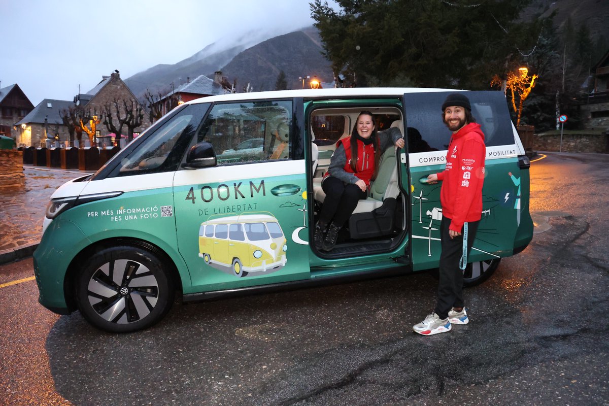 CdiaAran's tweet photo. Presentamos a nuestra nueva compañera de viaje, la furgoneta eléctrica de Motorsol #Volkswagen

Una nueva integrante del #TeamCDIA con la que esperamos celebrar nuestros éxitos 
🚙⛷🎿🏂
#transportesostenible https://t.co/gEA76RsHaA