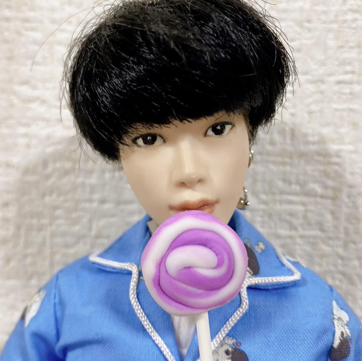 reobamyu's tweet photo. ひょんもしっかりリアルジンヒョンからキャンディ受け取ったよ🥹🍭💜
#KORNcompany #マテルさんを愛で隊 #JINLUVFOREVER #matteldoll #mattelbts #BTS @BTS_twt #鹿児島army https://t.co/Q8TOCOnhsV