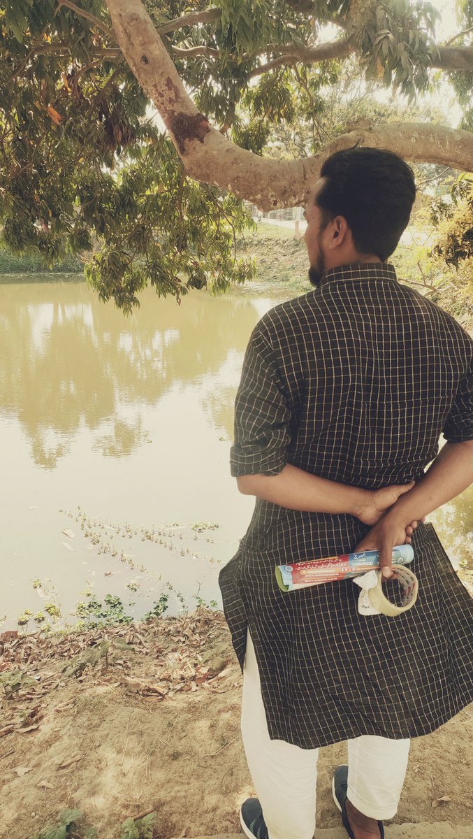 خزاں کا رنگ درختوں پہ آ کے بیٹھ گیا 
میں تلملا کےاٹھا، پھڑپھڑا کے بیٹھ گیا

ملا نہ جب کوئی محفل میں ہم نشینی 
میں اک خیال کے پہلو میں جا  کے بیٹھ گیا
 
پرانے یار بھی آپس میں اب نہیں ملتے
نہ جانے کون کہاں دل لگا  کے بیٹھ گیا!!!

#اغوش_ادب
#photography