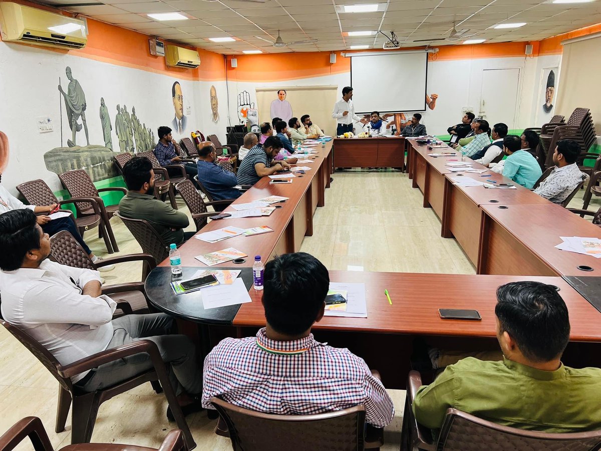 mudit_aggarwal's tweet photo. जवाहर बाल मंच द्वारा राज्य एवं जिला प्रशिक्षण शिविर मे मुख्य अतिथि के रूप में आमंत्रित करने के लिए राष्ट्रीय अध्यक्ष श्री जी.वी. हरि जी, राष्ट्रीय संयोजक श्री हसन अमन जी व दिल्ली अध्यक्ष श्री @jaiiprakashiyc जी का धन्यवाद!
शिविर के दौरान श्री @RajeshLilothia जी से मुलाक़ात हुई! https://t.co/kejO5V3Ko6