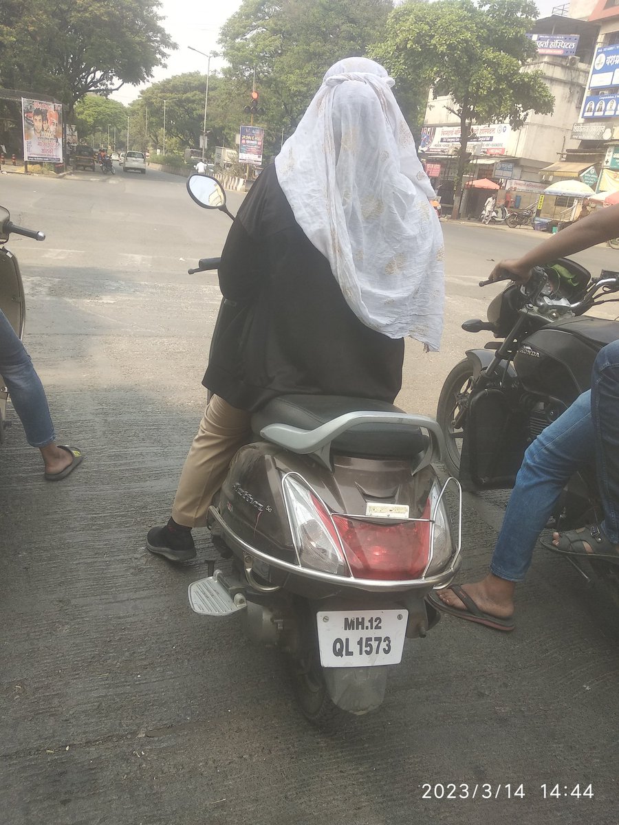 ShubhamBotre13's tweet photo. No helmet
@PMCPune @PuneCityTraffic @PuneCityPolice https://t.co/bzgIY28rVL