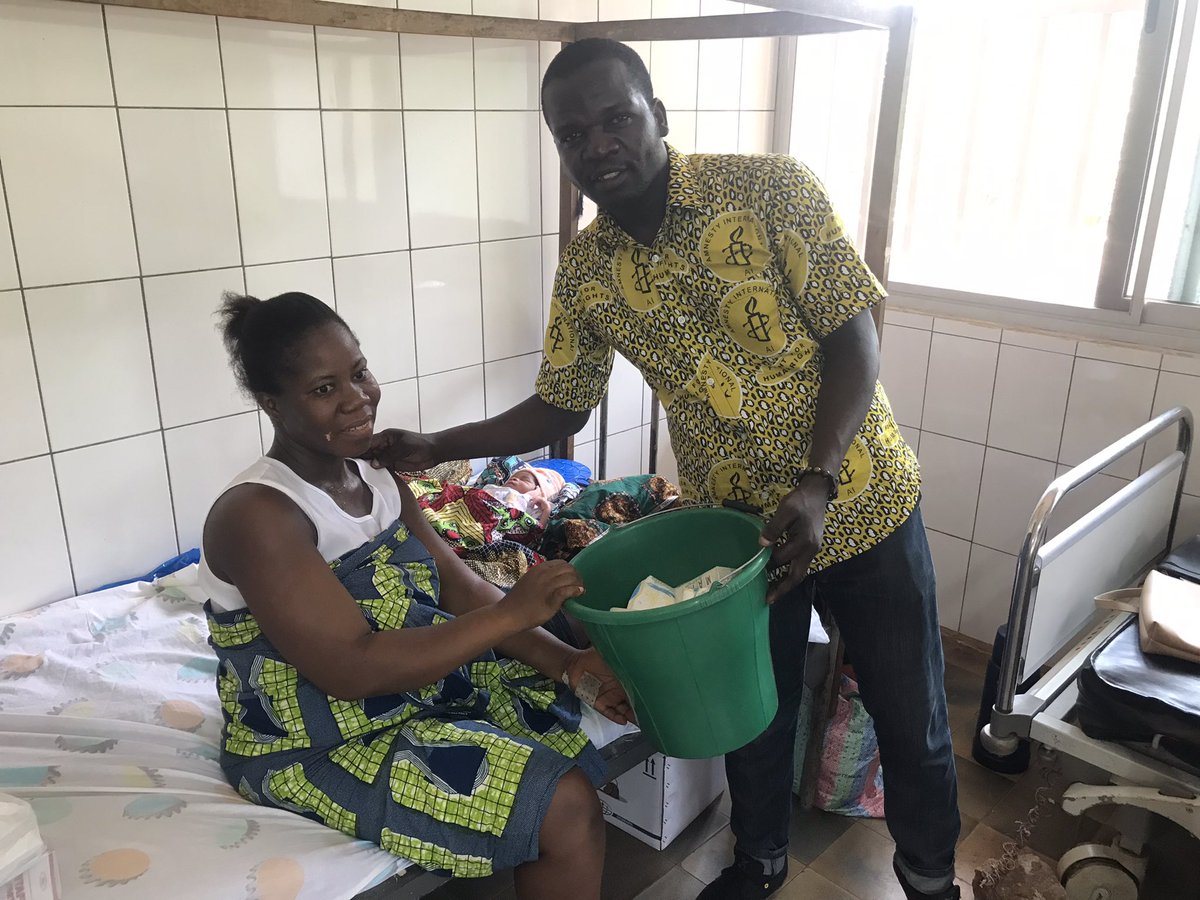emmanuelito110's tweet photo. ✍️ Dans le cadre de la journée internationale des droits de la femme qui est le 08 Mars, le Club Amnesty Lycée Tsévié 1 a fait des dons aux femmes de la « Maternité » à l’hôpital CHR de Tsévié.

#8mars2023 #UNICEF #AI https://t.co/nvhfeEpY1l