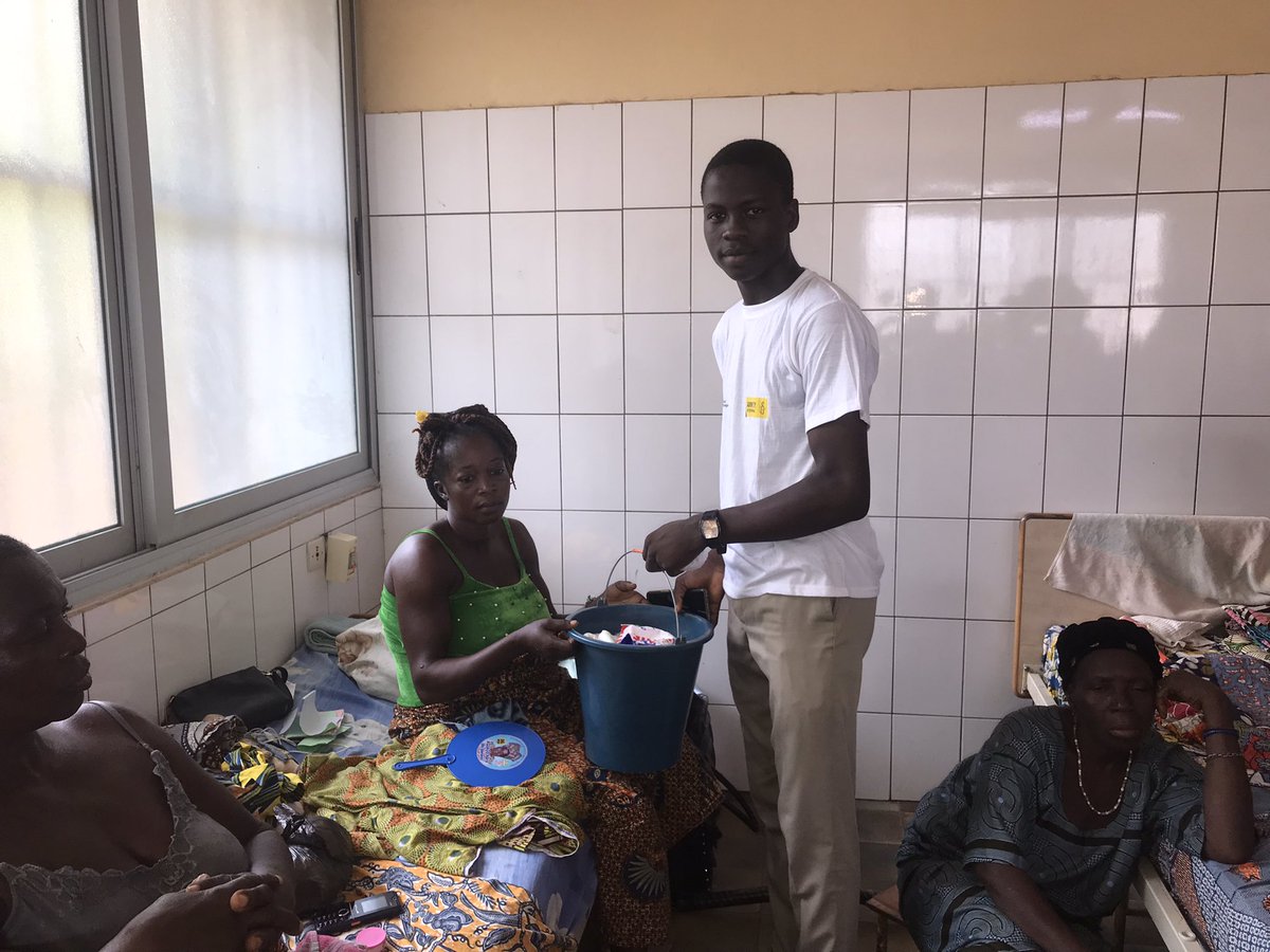 emmanuelito110's tweet photo. ✍️ Dans le cadre de la journée internationale des droits de la femme qui est le 08 Mars, le Club Amnesty Lycée Tsévié 1 a fait des dons aux femmes de la « Maternité » à l’hôpital CHR de Tsévié.

#8mars2023 #UNICEF #AI https://t.co/nvhfeEpY1l