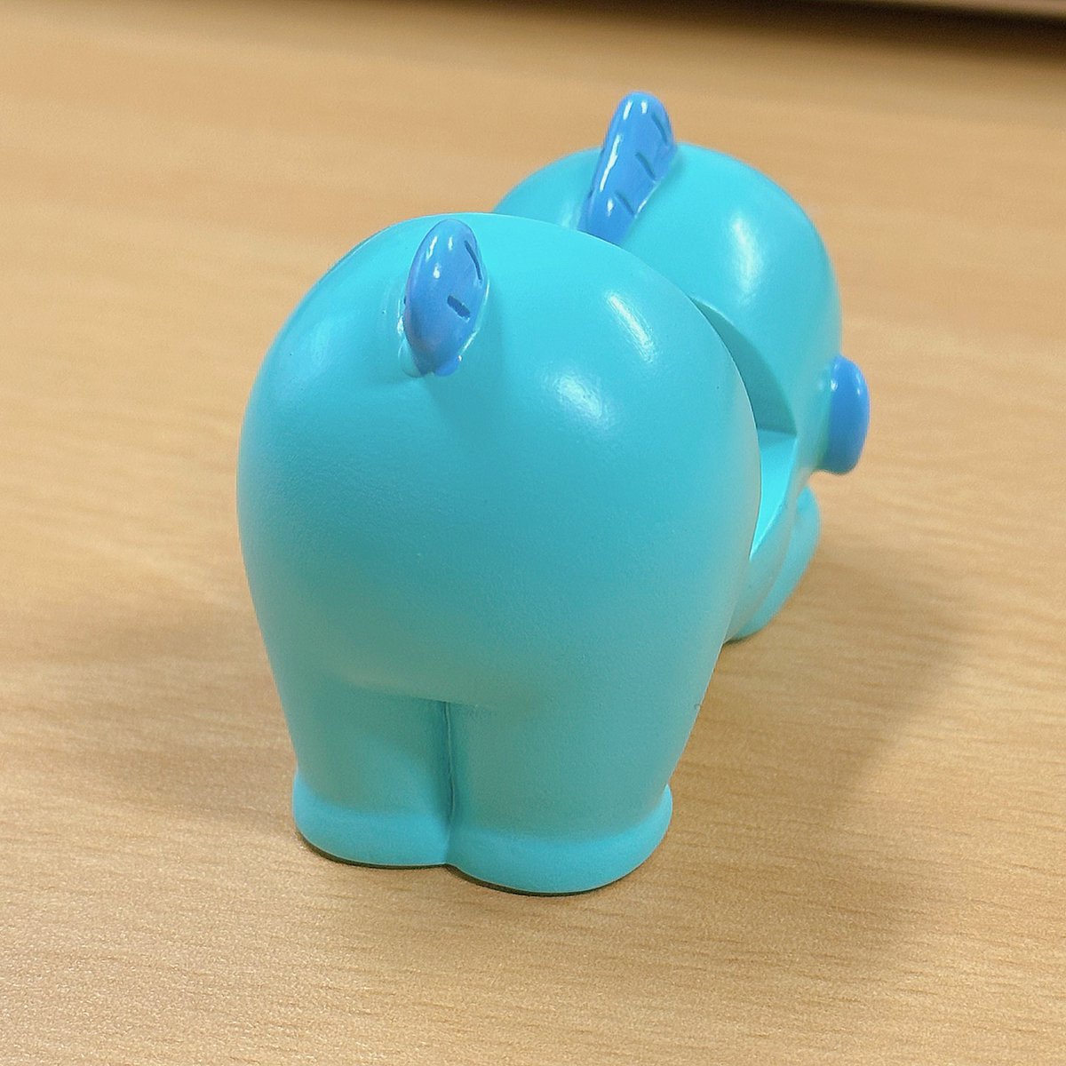 제가 한교동 휴대폰 거치대를 삿는데요
뒷태가 너무아찔하고매력적이라 정신이혼미함