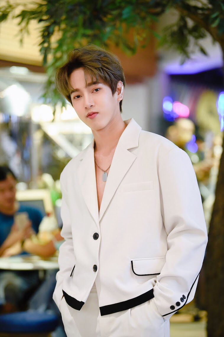 ENTSYNCTHAiLAND's tweet photo. เป็นคนตรงๆ นะ ตรงไหนก็น่ารัก 🥰
Instargram : Cws_xx
Facebook : Chokun Chokun
Twitter : Cws_xx
TIKTOK : Cws_xx
#chokunwachirawich
#BornToBeYTheSeries
#proimpress #well
#Labx #Nhealth #Hyanggisalon
#ซีรีส์วาย #Y #ซีรี่ย์วาย #YThai
#ThaiY #BLSeries #Series #วาย #จิ้น https://t.co/Ktvt2ekyh5