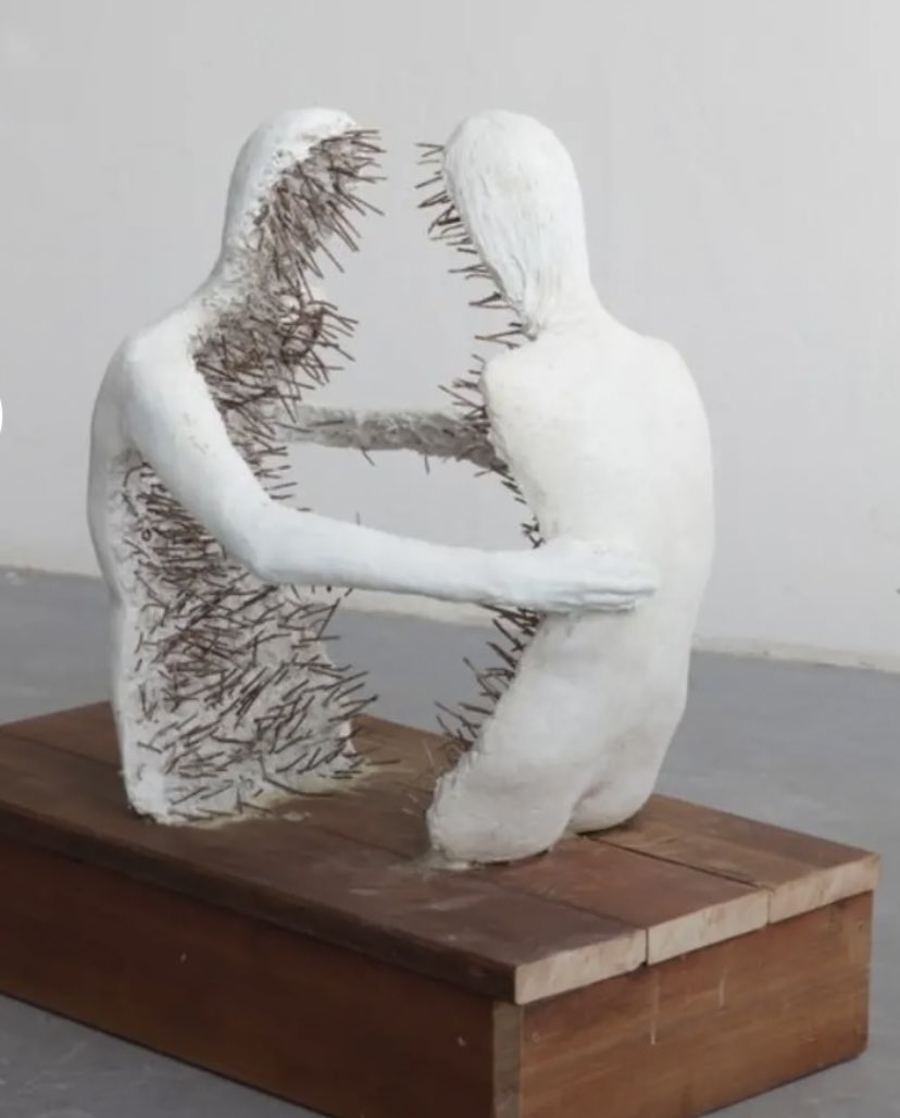 وأن سألوك ما الحنين : قُل لهم : هو قلب اشتاق ، وحن ، ورق ، ودق ….
وقست عليه دنياه فعانق الصبر في البعد ، فأصابته لوعتان : لوعة الاشتياق ، ولوعة المسافات ….