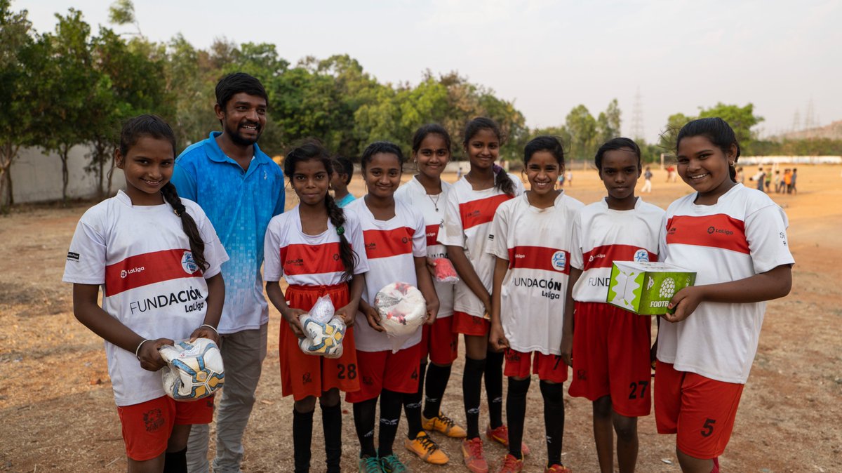 FundacionLaLiga's tweet photo. 🇮🇳⚽️ En Anantapur (India), se vive el 𝙛𝙪́𝙩𝙗𝙤𝙡 con 𝙛𝙚𝙡𝙞𝙘𝙞𝙙𝙖𝙙. 🤗🥰

@fvicenteferrer 💛

#NoEsFútbolEsLaLiga https://t.co/2U2jWqb9TX