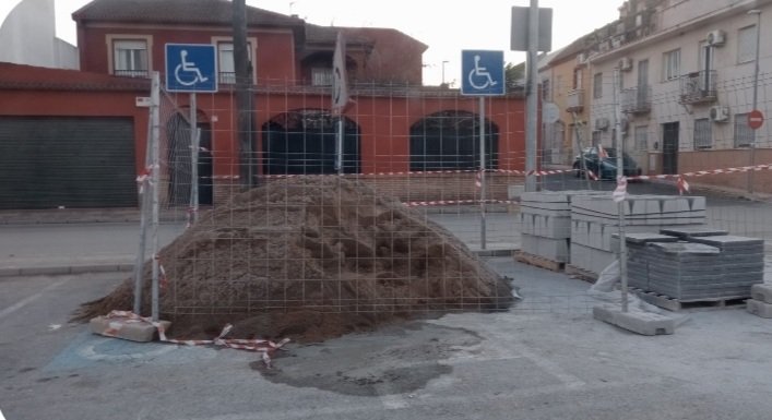 Okupasmotoriza2's tweet photo. Cuando hay obras ¿Por qué siempre se anulan las plazas ♿?
¿Por qué no se habilitan otras mientras sea imprescindible anularlas?
Sólo pedimos respeto.  Gracias 
La foto de @aytocoriario #CoriadelRío #Sevilla Párking  @burgerking_es https://t.co/odSTFQtr53