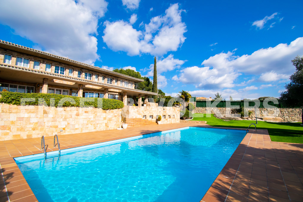 Les presentamos esta magnífica propiedad en Parquelagos, próxima a Torrelodones. Construida con las máximas calidades cuenta con 1.238m² sobre una parcela aproximada de 3.173m². Más info +34.91.859.43.85 / 671948409
ow.ly/LRN950NhAZ9