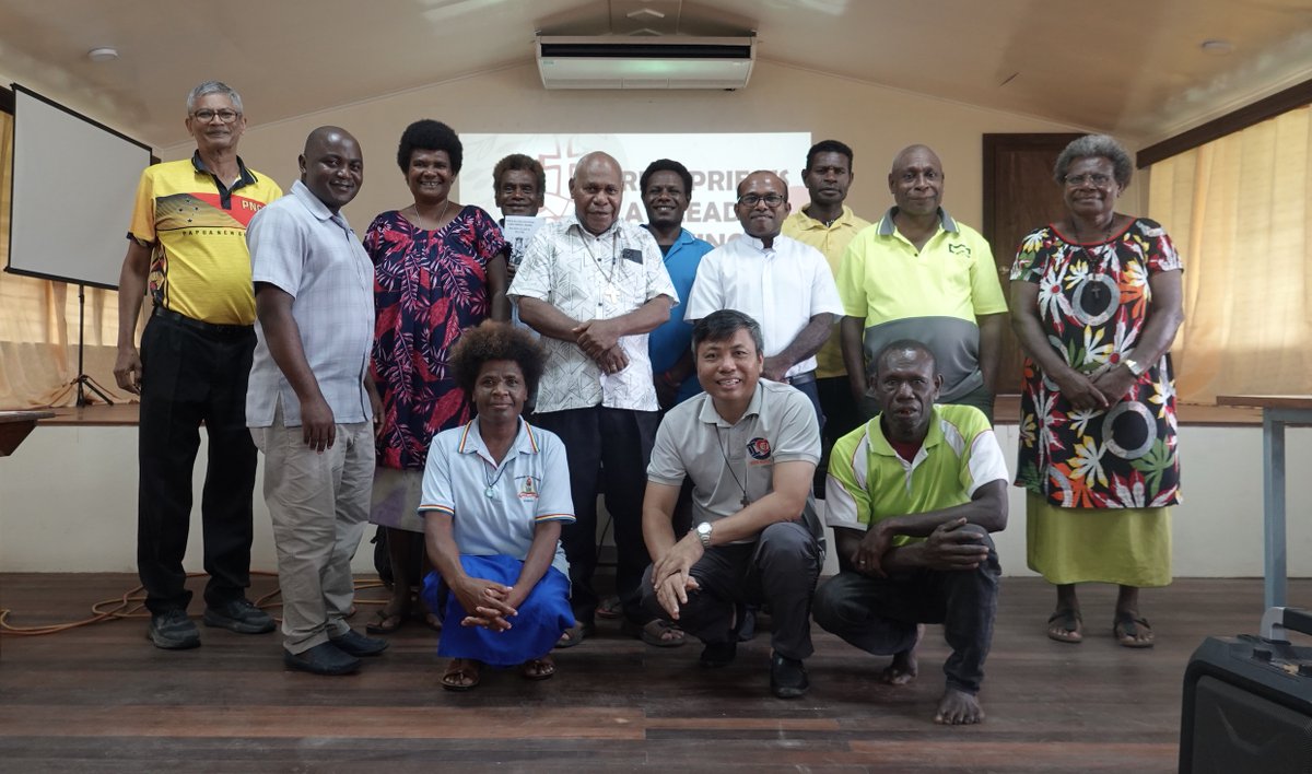mgsle's tweet image. RT I #parroci e i responsabili #laici delle parrocchie #salesiane di Papua Nuova Guinea si sono incontrati presso la “Don Bosco Technical Secondary School” di Kokopo. Si è discusso sul ruolo di “Chiesa Sinodale” in una cultura melanesiana in rapido cambi…
