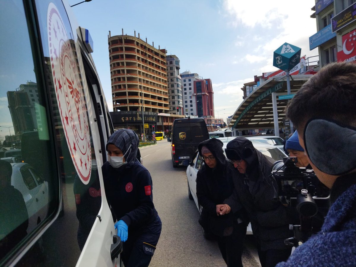 fonksiyonil's tweet photo. Bugün 14 Mart Tıp Bayramı. Bugünü çalışma arkadaşları ile mutlu bir şekilde kutlaması gereken bir doktor, hiçbir yetkili merci tarafından dikkate alınmadığı ve yardım edilmediği için, idealleri uğruna girmiş olduğu bir yolda  hastaneye kaldırılarak geçiriyor. https://t.co/haTFVIuqC5