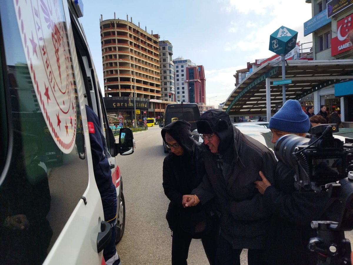 fonksiyonil's tweet photo. Bugün 14 Mart Tıp Bayramı. Bugünü çalışma arkadaşları ile mutlu bir şekilde kutlaması gereken bir doktor, hiçbir yetkili merci tarafından dikkate alınmadığı ve yardım edilmediği için, idealleri uğruna girmiş olduğu bir yolda  hastaneye kaldırılarak geçiriyor. https://t.co/haTFVIuqC5