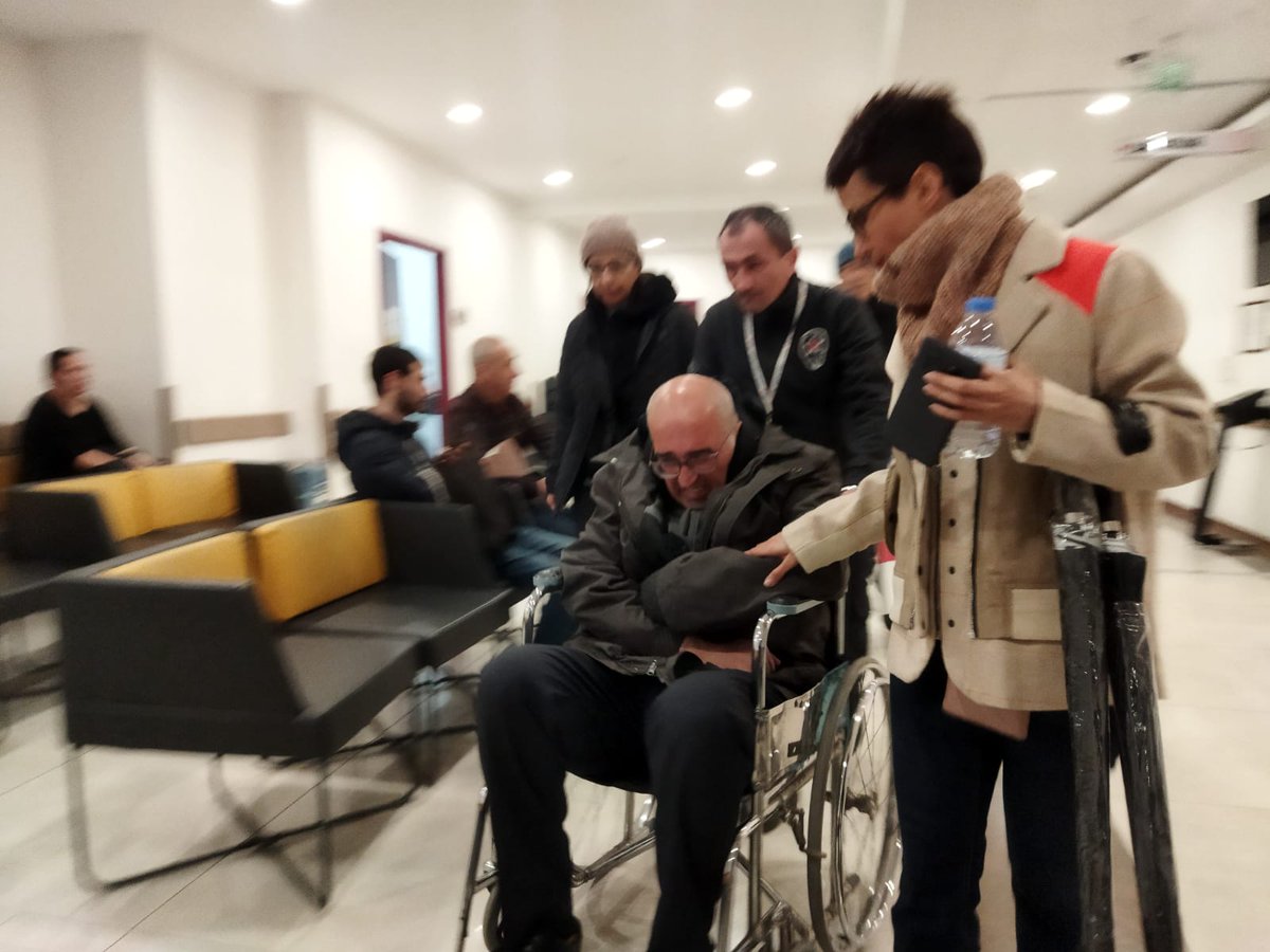 Bugün 14 Mart Tıp Bayramı. Bugünü çalışma arkadaşları ile mutlu bir şekilde kutlaması gereken bir doktor, hiçbir yetkili merci tarafından dikkate alınmadığı ve yardım edilmediği için, idealleri uğruna girmiş olduğu bir yolda  hastaneye kaldırılarak geçiriyor.