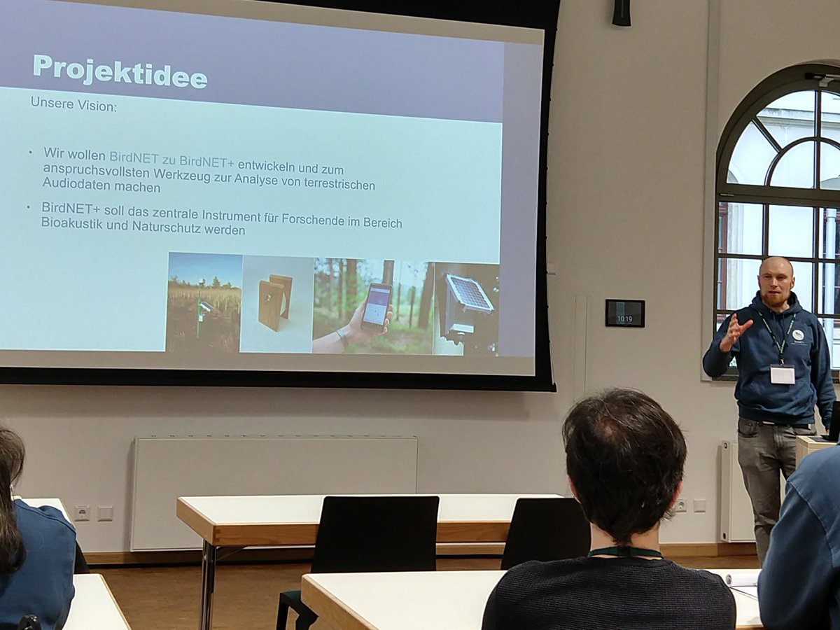 Zum Kickoff stellt Dr. Stefan Kahl (<a href="/kahst/">Franciely kahst</a>) die Projekte  vor. Los geht es mit Projektidee, Zielstellungen und Ansätzen zu BirdNET+, das ausgehend von @Birdnet_App in Kooperation mit <a href="/Cornell/">Cornell University</a> K. Lisa Yang Center for Conservation Bioacoustics durchgeführt wird.