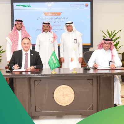 apqudra's tweet photo. Under the patronage of H.E. Bandar Alkhorayef, Minister @mimgov &amp; in the presence of H.E. Eng. Khalid Al-Salem, President of the @RCJY1, Dr. Ahmed Zaid AlHussain, CEO of #RCJY, Mr. Ebubekir Koyuncu, CEO of APQ signed an agreement to establish Hydrogen Mobility Stations in #Jubail https://t.co/4GmJVmMI2l