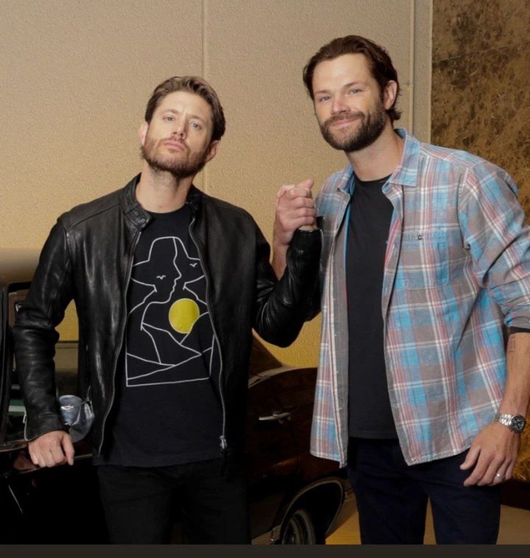 JpMyheart's tweet photo. Jensen takes Jared's hand
It's vibe: He is mine
Jensen takes misha's Hand
It's vibe:  leave my hand
#Jensenackles 
#Jaredpadalecki 
#MishaCollins https://t.co/tQc5zRhgIF