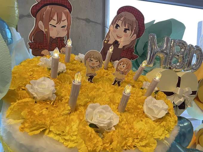 #Aqoursとホワイトデー_Day1 #Aqoursとバレンタイン_Day2かなこLOVEの会高槻かなこさん、国木田花丸ちゃんへのフラスタ企画にイラストで参加させていただきました!誕生日ケーキ型のお花やノート、手紙の発想素敵!!3枚目はケーキの上に乗ってるちっちゃい2人  