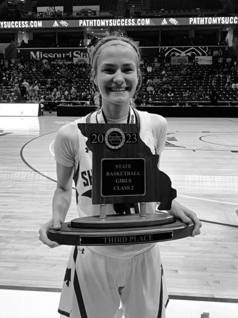 KLPWSports's tweet photo. The Johnnie Brock's Party Store Student/Athlete of the Week is 5-6 Senior Guard Brenna Langenberg-New Haven Shamrocks. 
Brenna posted 12 points, 5 assists and 4 steals helping New Haven take 3rd Place at State with a 44-43 win over Norwood.  
Scored 16.3 points per game. https://t.co/GvAqMoSkQW