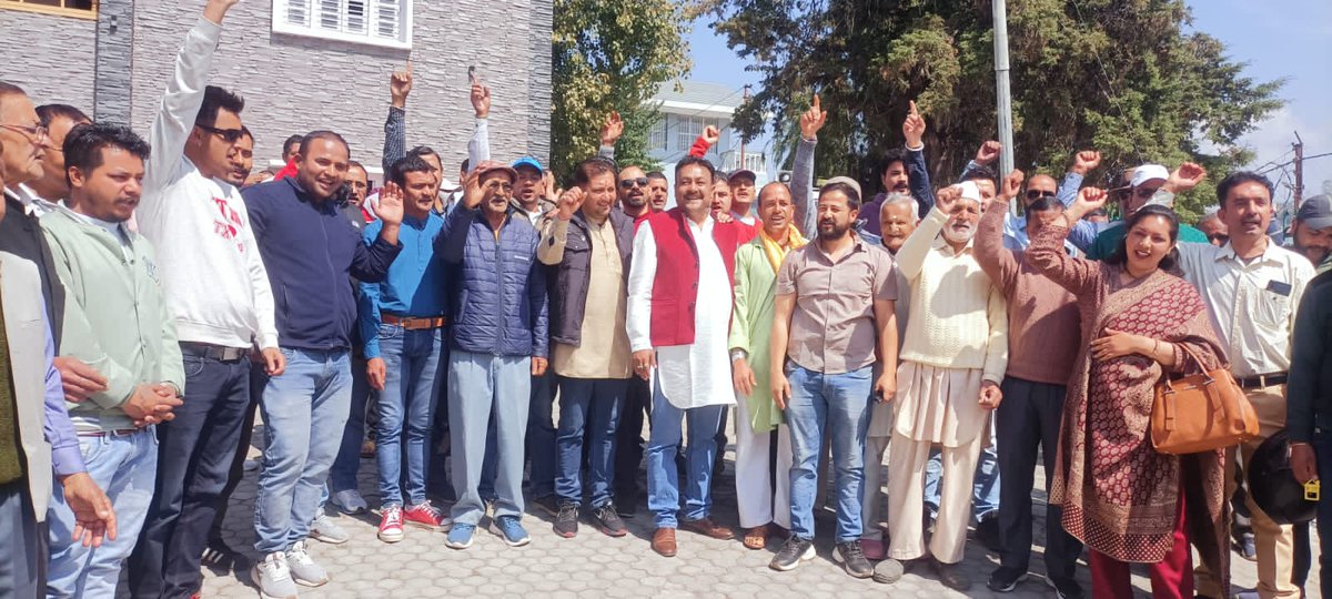 RishendraMahar's tweet photo. सौर के राजनैतिक दलों एवं 22 गांवों के प्रतिनिधियों ने पौराणिक काल से चली आ रही चैतोल के देव डोले के देव कटिया में मां भगवती के मंदिर में जाने वाले रास्ते को एम ई एस द्वारा अवरूद्ध किए जाने के विरोध में जिलाधिकारी के माध्यम से मुख्यमंत्री एवं केंद्रीय रक्षा मंत्री को ज्ञापन दिया। https://t.co/7O5ZYJAYWQ