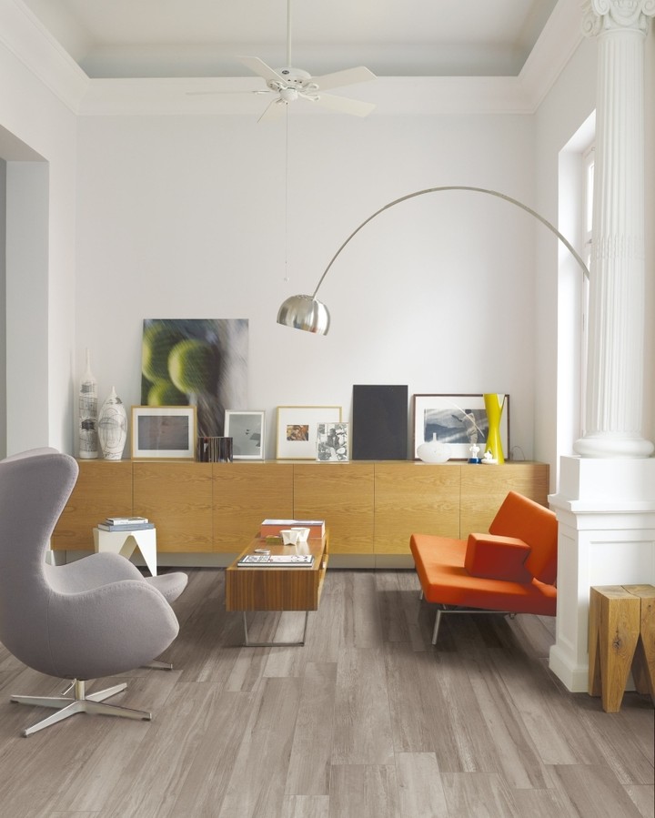 supergres's tweet image. Perfect corners for creativity, places where you can travel with your mind and let yourself go.

Immersed in a welcoming and natural atmosphere given by the wood-effect floors and walls of our Travel collection, a line with strong graphic and chromatic variability.

With 4 colour