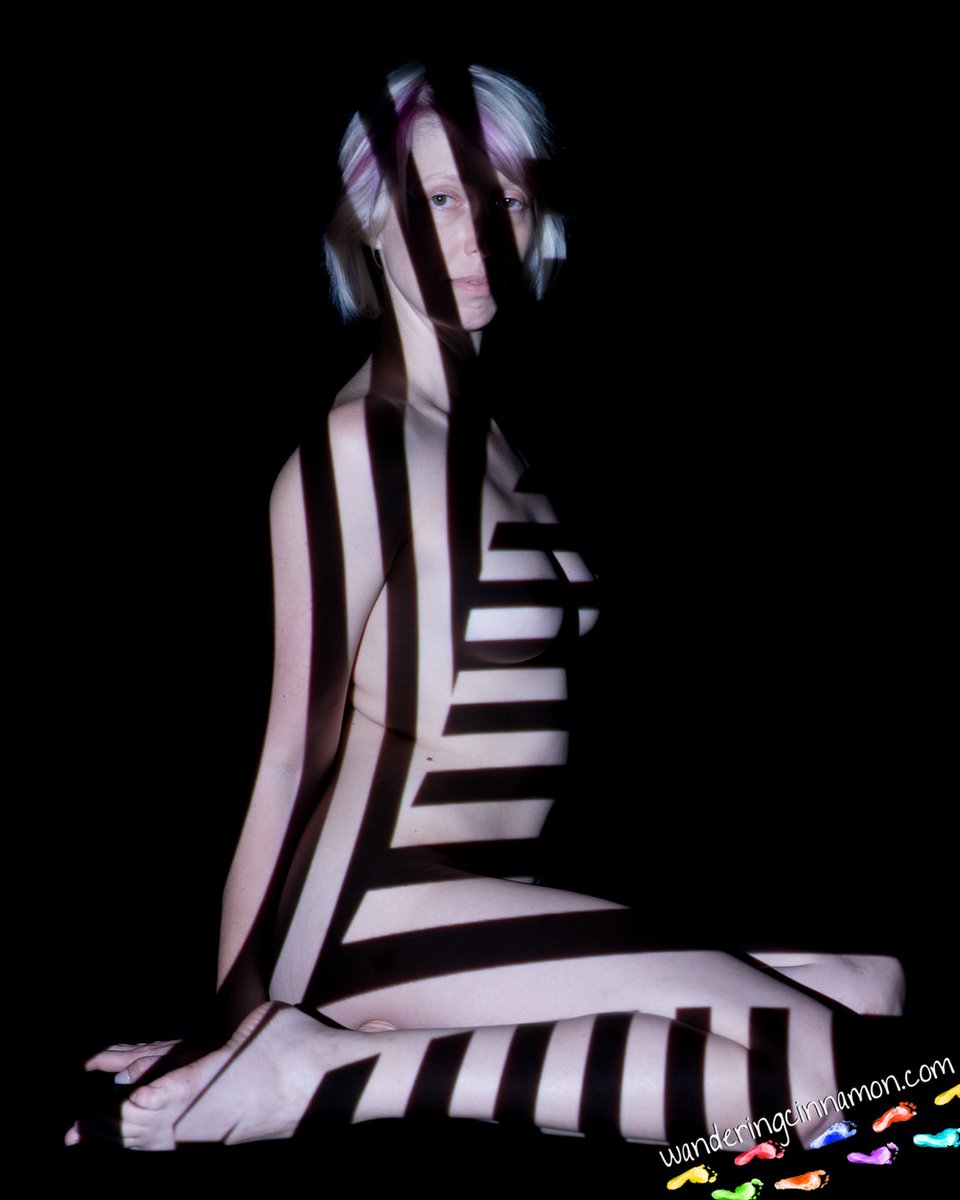photog_cinnamon's tweet photo. https://t.co/eaOQp1a5yS Rhonda - Bodyscapes, Lines #artphotographer #artphotography #bodyart #bodyscape #bodyscapes #fineart #finearts #imageprojection #lightart #lighteffects #lightpainter #lightplay #lightproject #lightprojection #nudephotography #nudephot.. https://t.co/37uNie9eKh