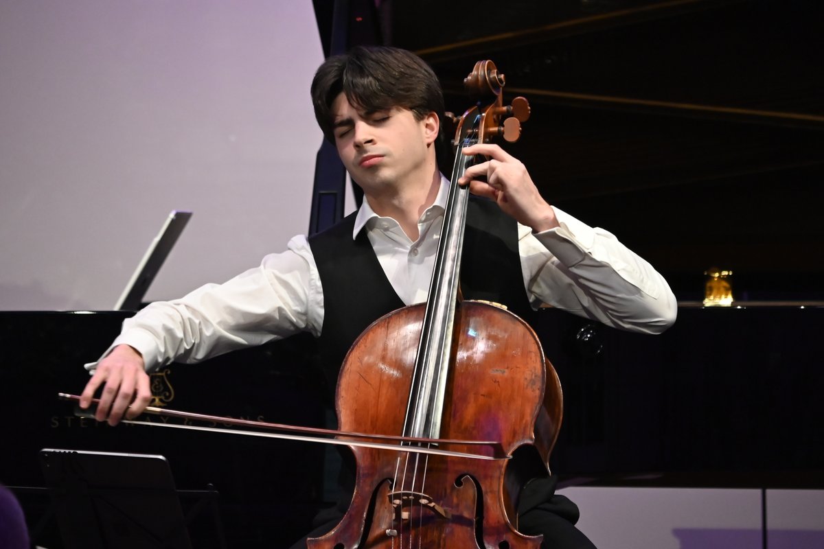 ROSLARTS's tweet image. @gerardflotats, our Strings section final winner, taking home £5,000 and securing the last of four places in the Gold Medal final @wigmore_hall (14 June tickets on sale now)
Gerard was accompanied onstage by collaborative pianist Kasparas Mikužis.

Congratulations 👏 #ROSLAMC