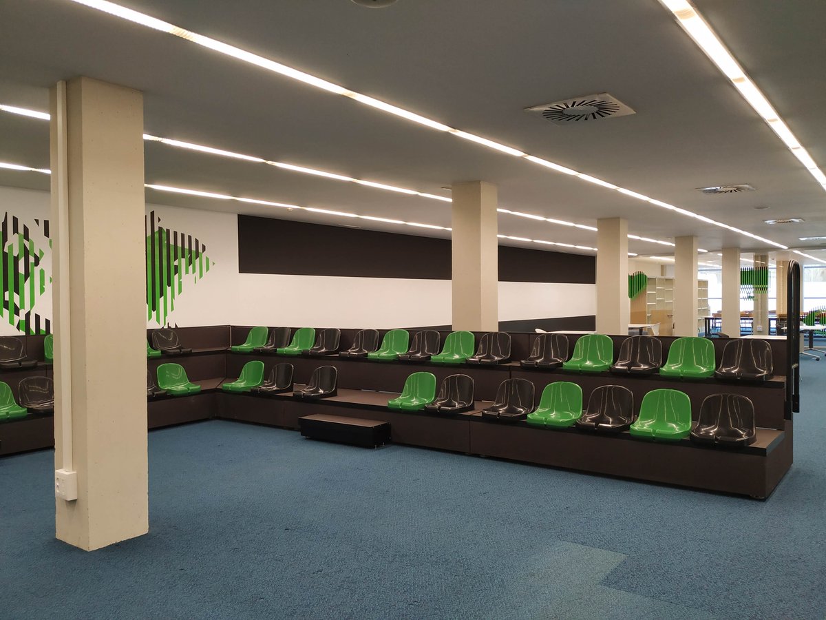 bchgUAB's tweet photo. El ComTec Centre #ComTecUAB és un espai dedicat a la innovació docent, la creació i l'experimentació. Un dels seu punts forts és que tot l'equipament és mòbil. Prova d'això és que fa poc vam moure les grades per a les activitats d'una assignatura de la @FccUab
Abans i ara: https://t.co/rg9Udz6VSA